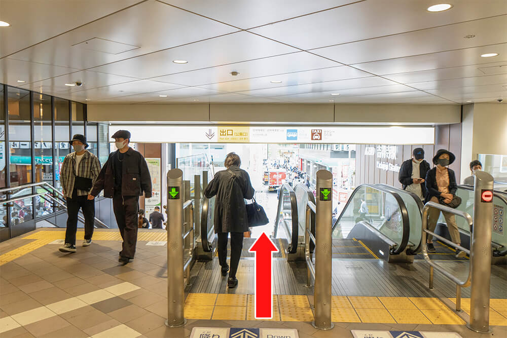 吉祥寺駅公園口のエスカレータを下ります。