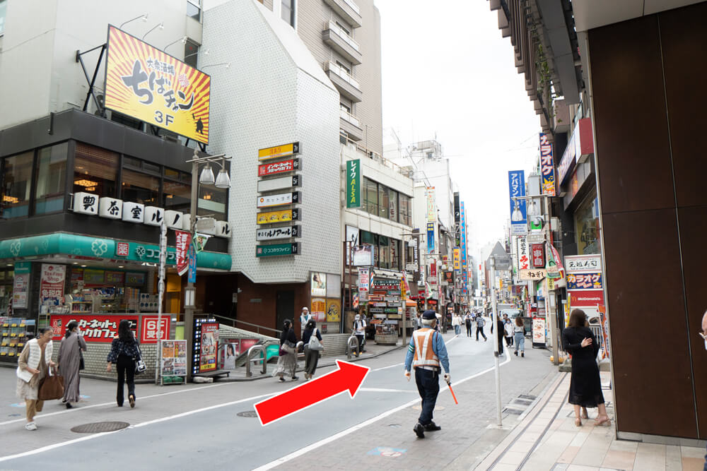 目の前の通りを右方向に進みます。​