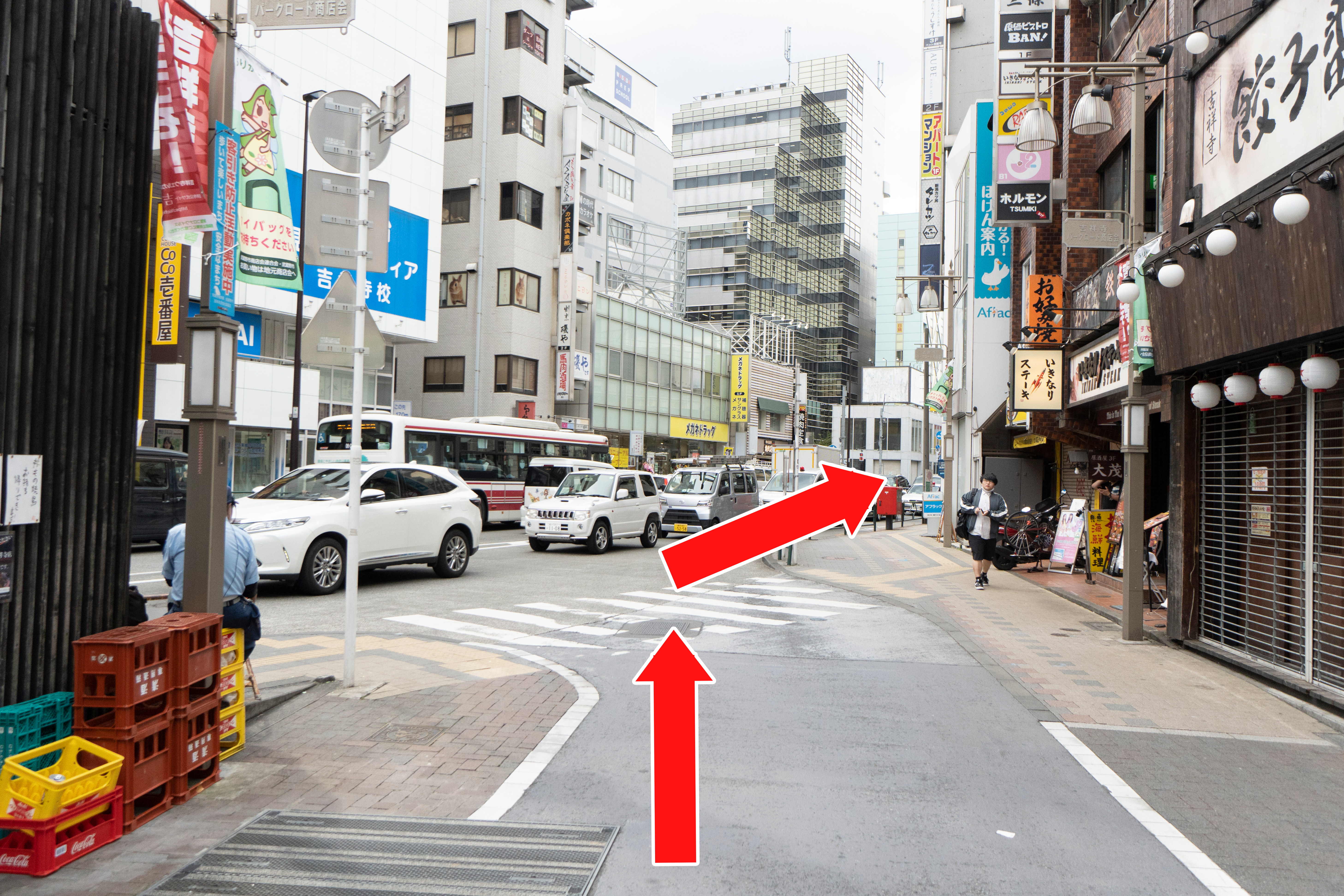 突き当りを右方向に進みます。​