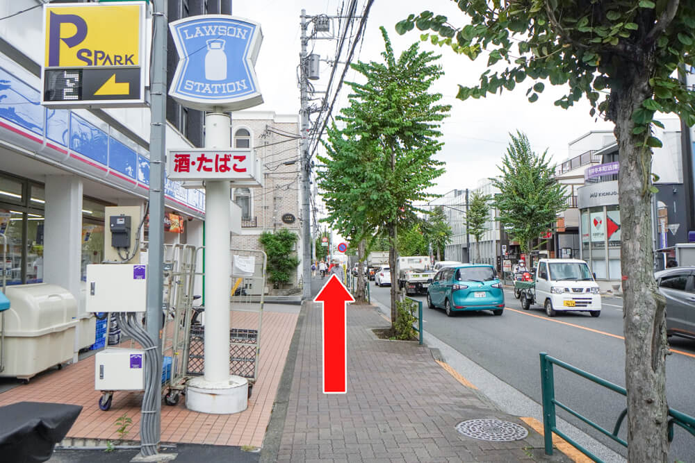 左手にローソン 吉祥寺井の頭通店が見えてくるのでそのまま直進します。​
