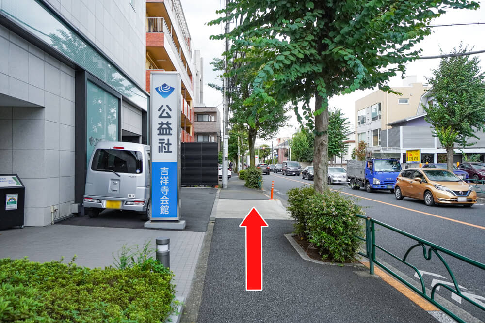 すき家のある交差点に差し掛かったらすき家側に渡り、右手側の横断歩道を渡って直進します。